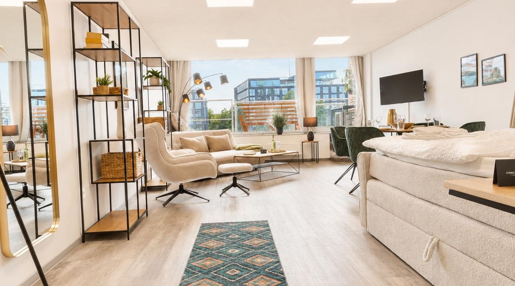Möbliertes Apartment mit Wohnbereich und Fensterfront, früher eine Bürofläche
