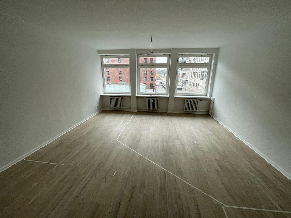 Leerer Büroraum mit durchgehendem Fensterband
