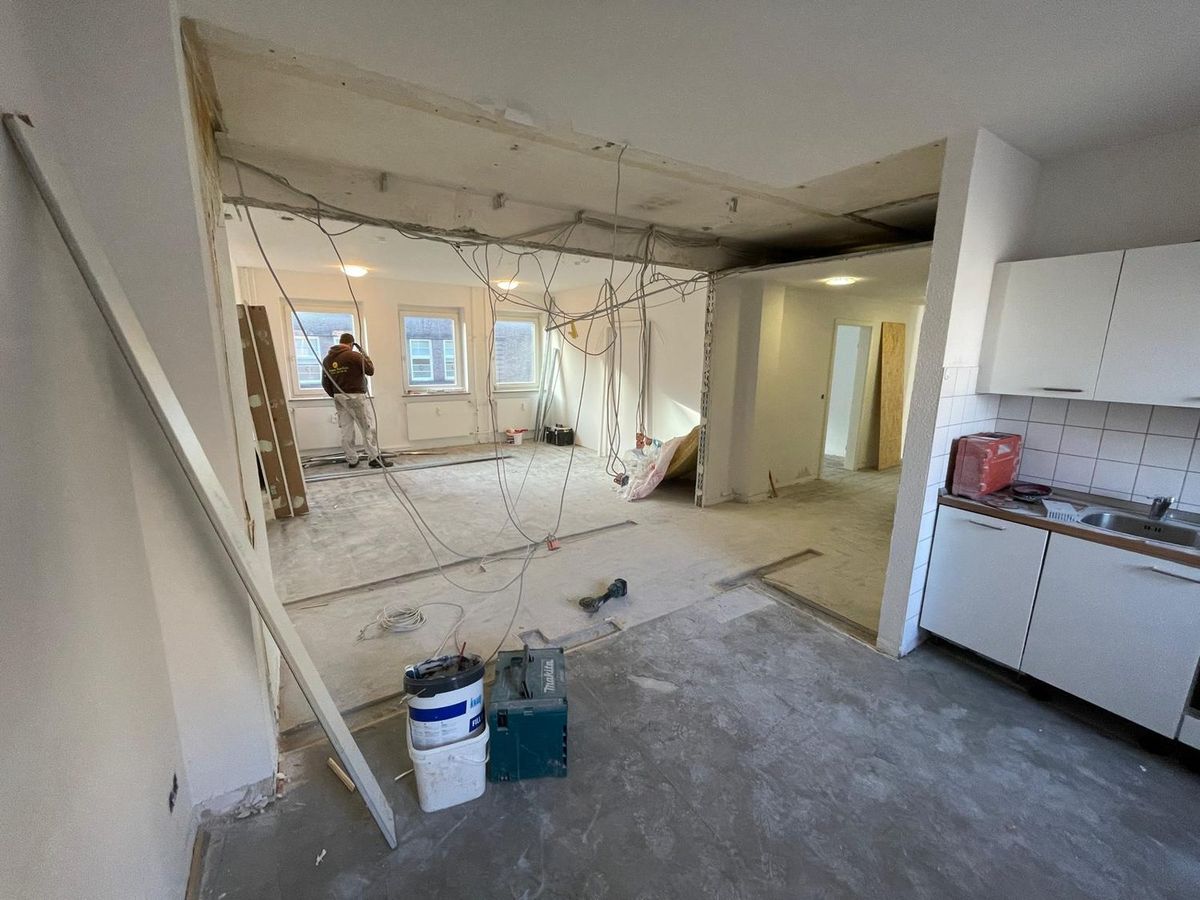 Zellenbüro im Rückbau mit geöffneten Wänden und alter Teeküche